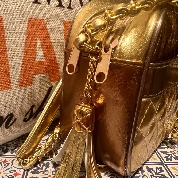 - Quilted metallic crossbody - Picture 3 of 15